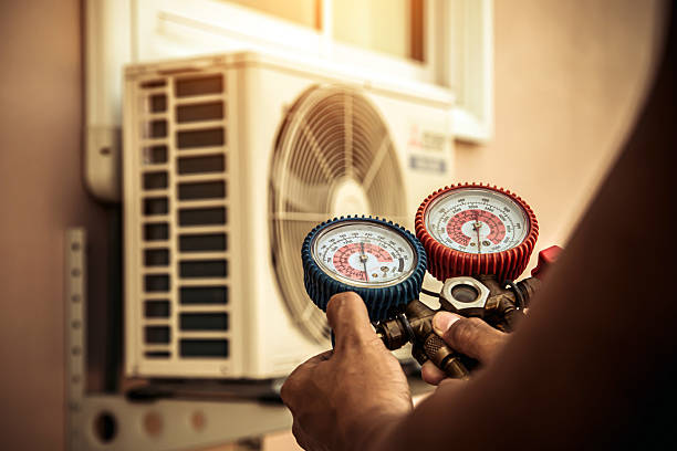 Professional Emergency Hvac technician working in Alexandria, VA